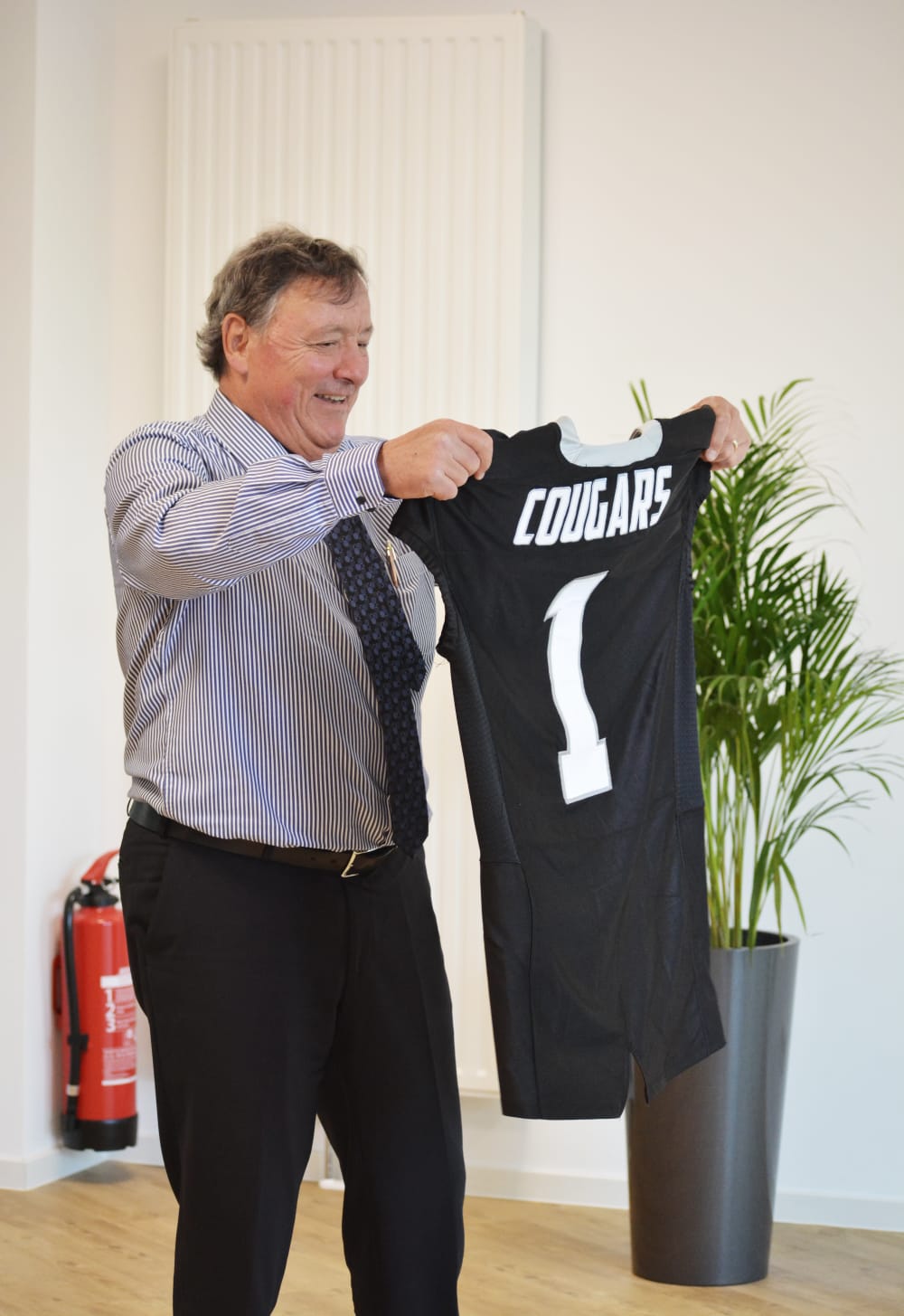SVK-Präsident Gerhard Bahmann mit dem übergebenen, neuen Trikot der Kornwestheim Cougars.