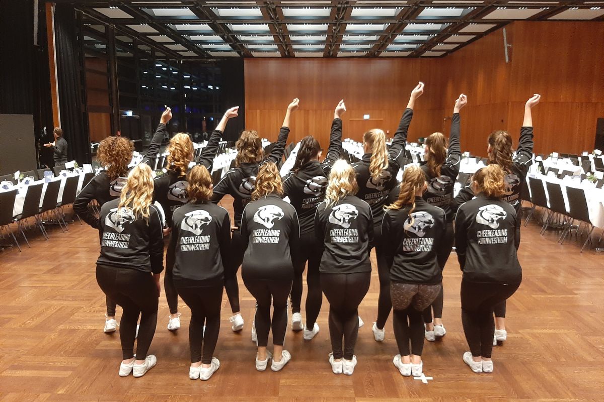 cheerleading-showcase in einem Raum 