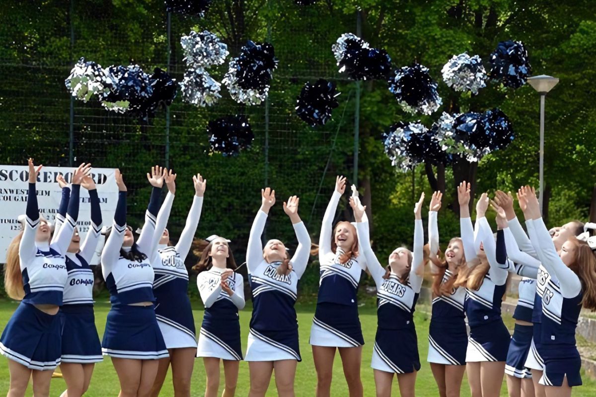 kornwestheim-cheerleading-wildcats-cancycats im Freien auf dem Rasen